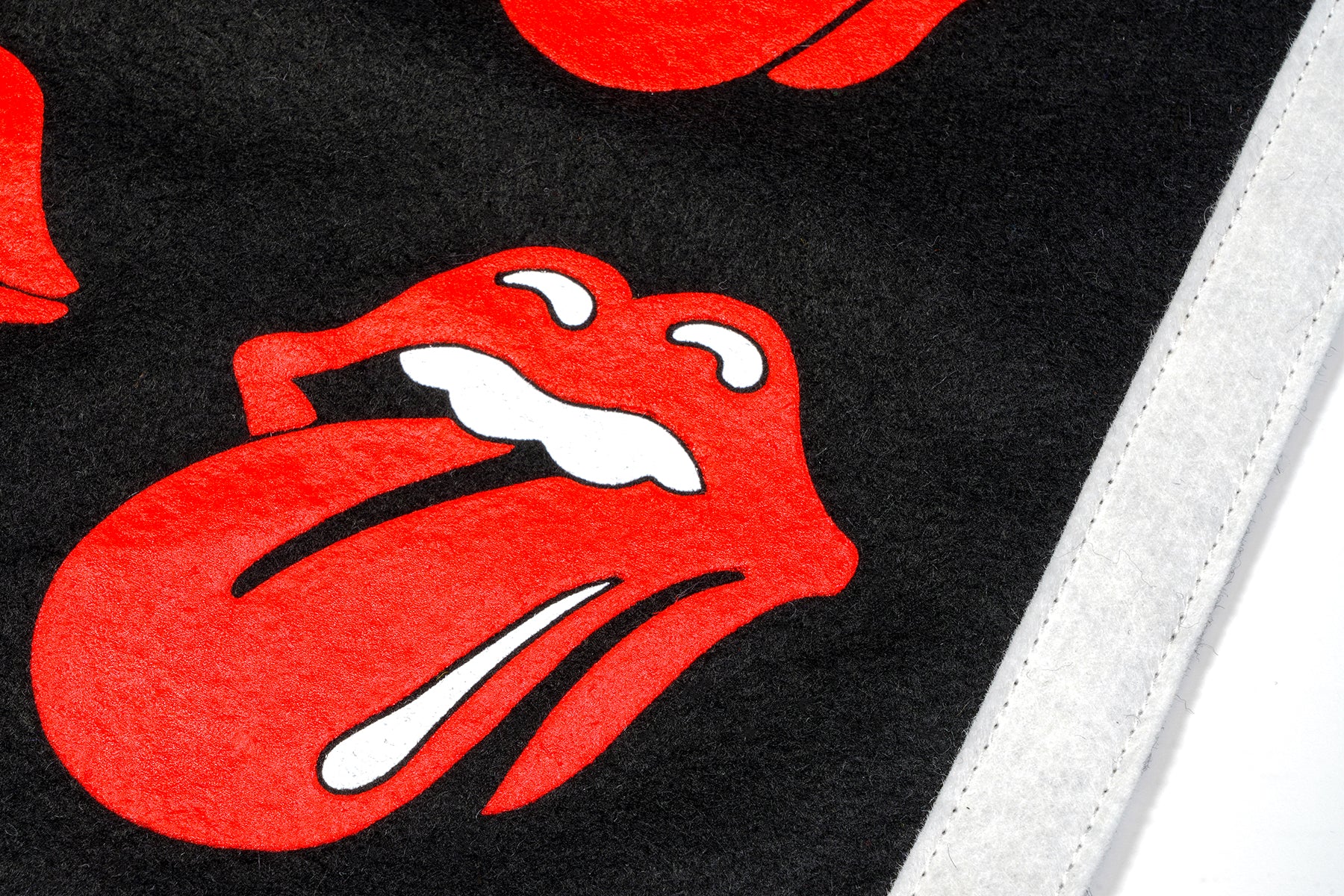 The Rolling Stones - Lips Camp Flag (Black)